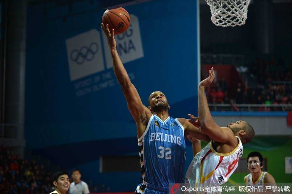 京韵悠长,首钢不死鸟的四年三冠与晓川展翅瞬间 翟晓川犹如展翅的雄鹰腾空而起,在空中滑翔对抗,眼中只有篮筐的方向