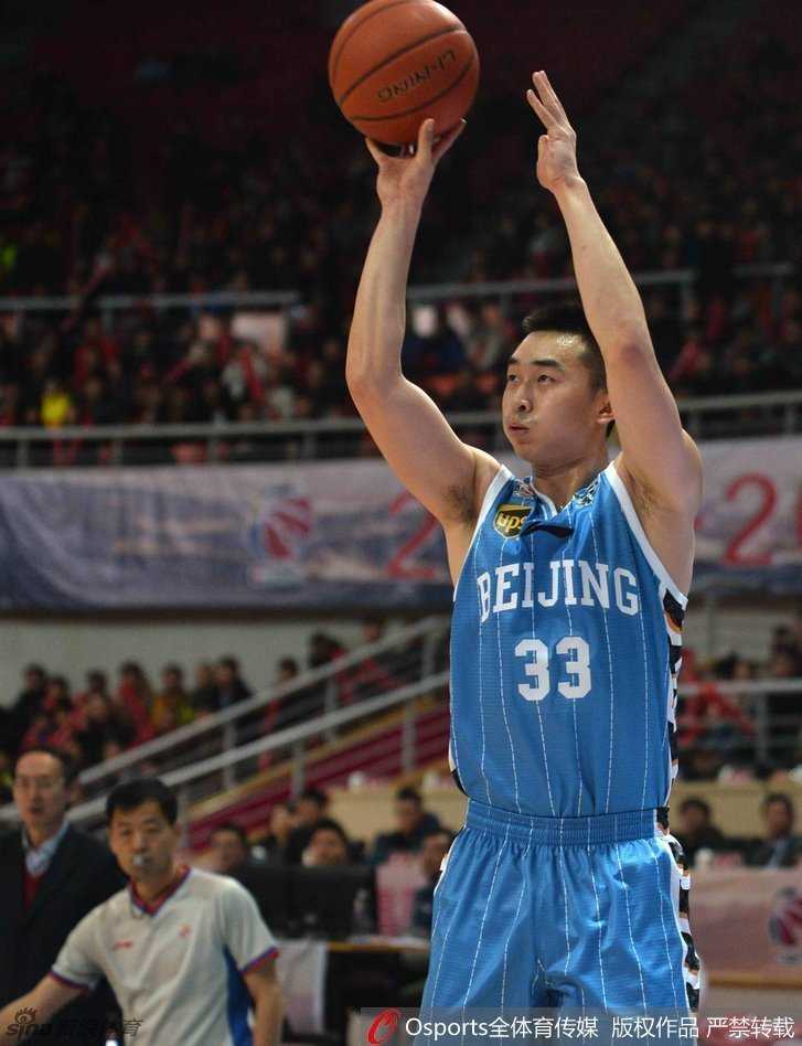 京韵悠长,首钢不死鸟的四年三冠与晓川展翅瞬间 莫里斯奋力跃起,长臂完全伸展,给予对手一次遮天蔽日的飞身封盖