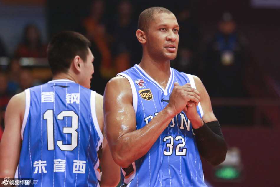 莫里斯在篮下与山东队内线球员展开激烈争夺，双方手臂纠缠在一起，肌肉线条凸显出肉搏战的激烈程度。