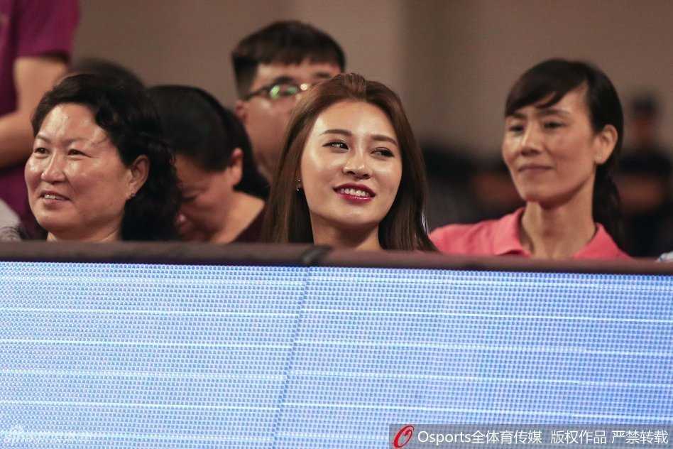 赛后，李根与队友走向场边向观众致谢，看台上的家人起身为他鼓掌，这一刻篮球的荣耀与亲情的温暖完美交融。