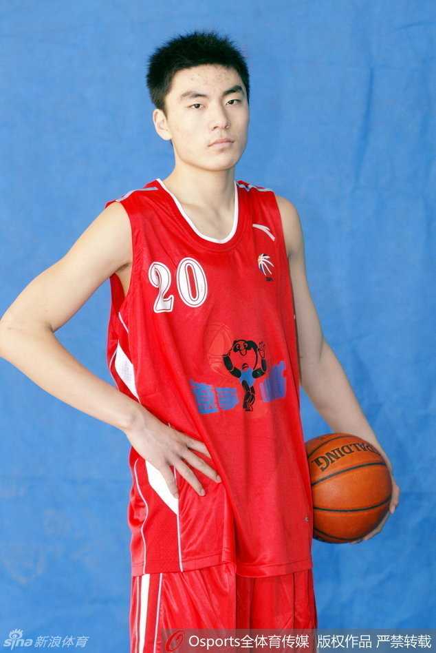 从“小二”到“二哥”:李晓旭的篮球人生,一部辽宁男篮的奋斗史 冷面杀手李晓旭在比赛中神情冷峻,面对防守球员果断出手,眼神中透露着坚定与杀气