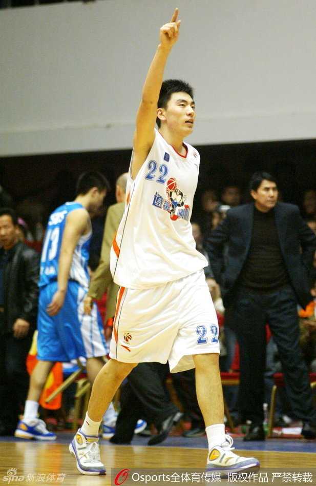 从“小二”到“二哥”:李晓旭的篮球人生,一部辽宁男篮的奋斗史 从小二到二哥的转变,李晓旭身披辽宁队22号战袍,从一个青涩少年成长为球队的中流砥柱