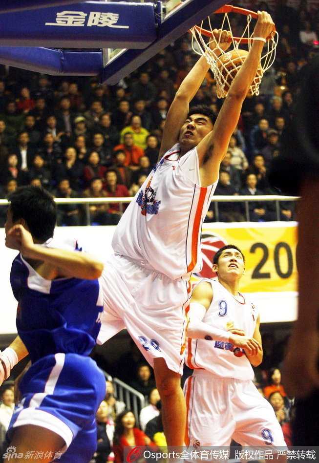 从“小二”到“二哥”:李晓旭的篮球人生,一部辽宁男篮的奋斗史 坎坷国家队经历的李晓旭身披国家队战袍,神情坚毅,虽历经失败与伤病,但为国征战的初心不改