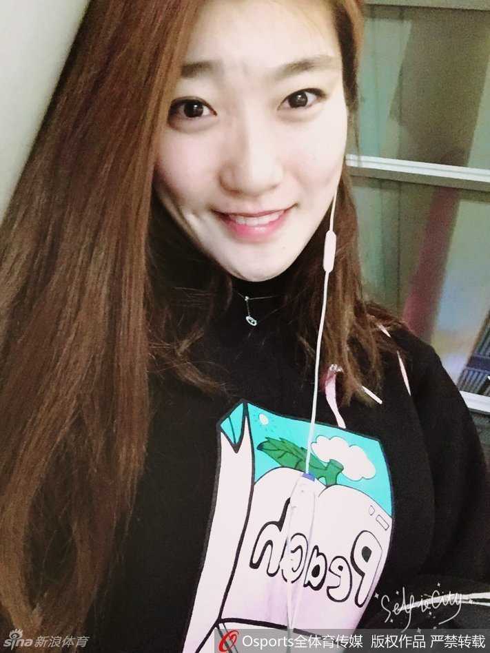 李梦身穿休闲卫衣，对着镜头嘟嘴卖萌，搞怪的表情与她1米82的高挑身材形成反差萌，显得十分俏皮可爱。