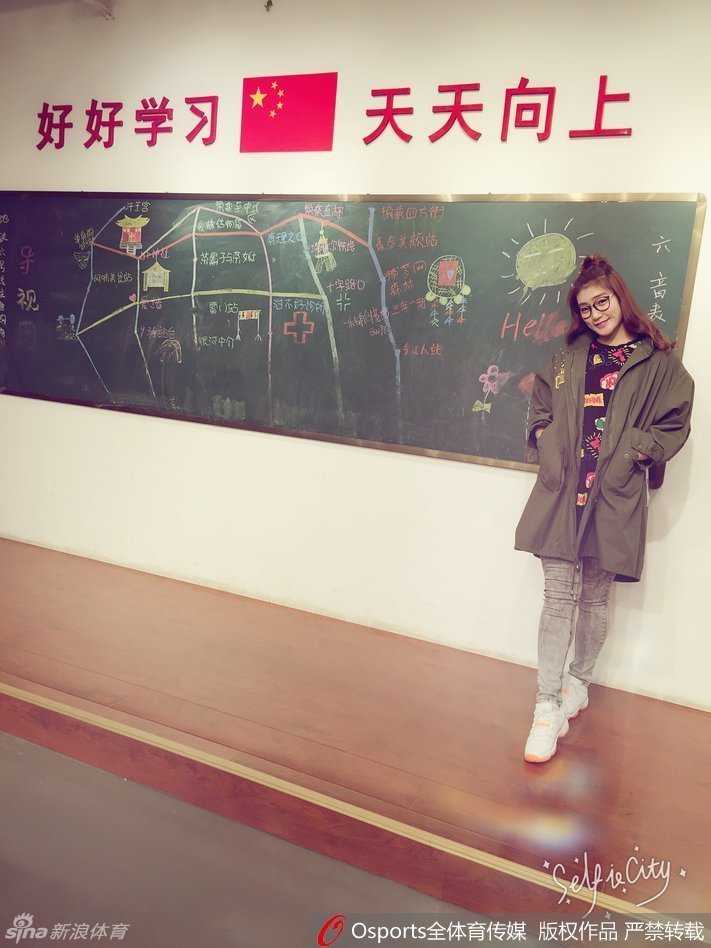 从另一个角度看李梦的自拍，她微微侧身，身后的背景虚化，凸显出精致的五官和那份独有的自信与淡然。