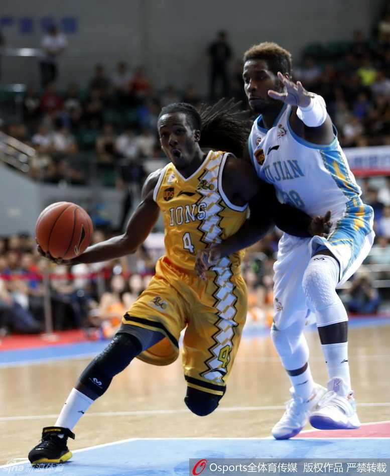 刘晓宇被撞倒地，表情瞬间萌翻全场，贡献全新表情包。