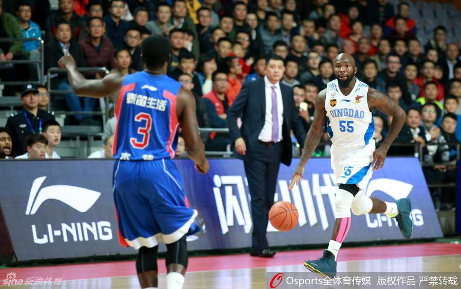 张兆旭飞跃外援，双手隔扣震撼篮筐，霸气怒吼！