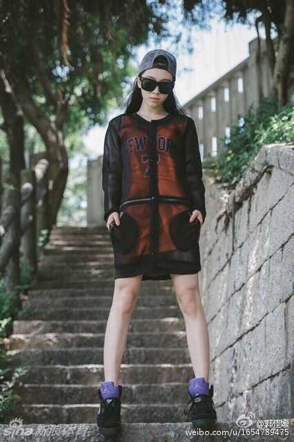 这张侧颜写真堪称光影艺术。低垂的眼帘，挺拔的鼻梁，在朦胧的背景下勾勒出一幅沉静而优雅的画卷，散发出淡淡的成熟韵味。