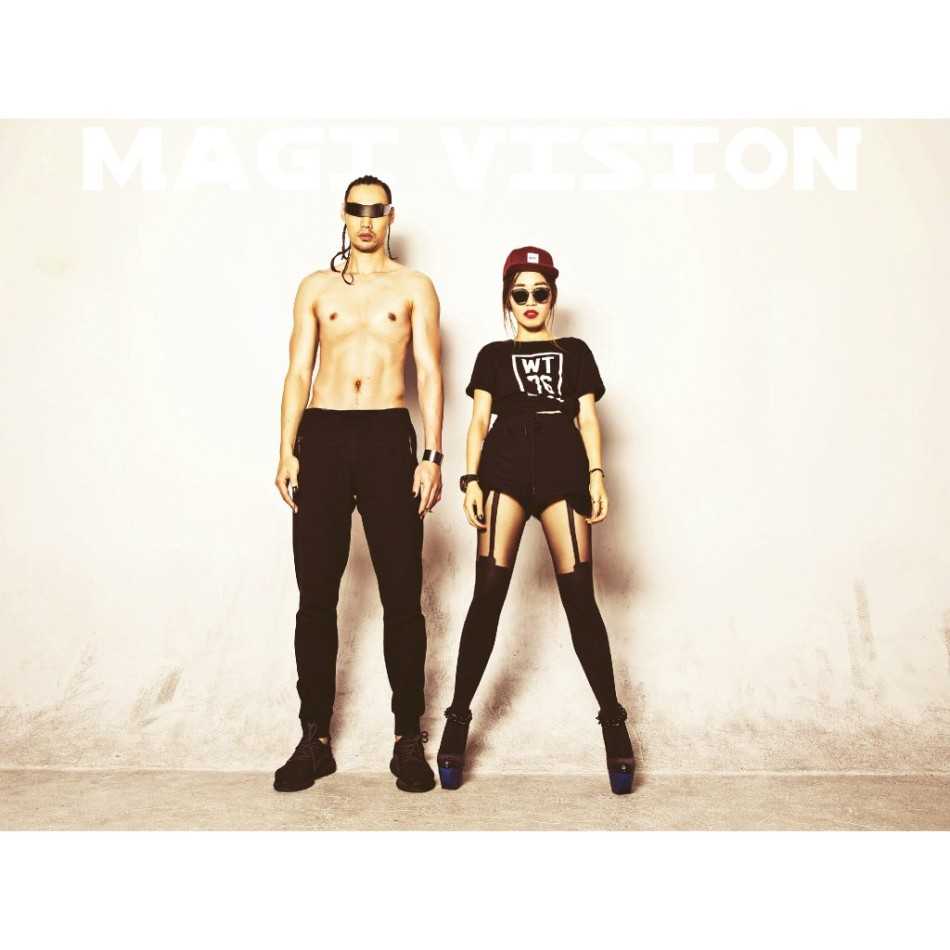 从总冠军到时尚男模,前国手孟达的“双面人生” 孟达身穿深V领针织衫,展现出结实的肌肉线条,一手插兜,一手自然下垂,整体造型简约而不失男人味。