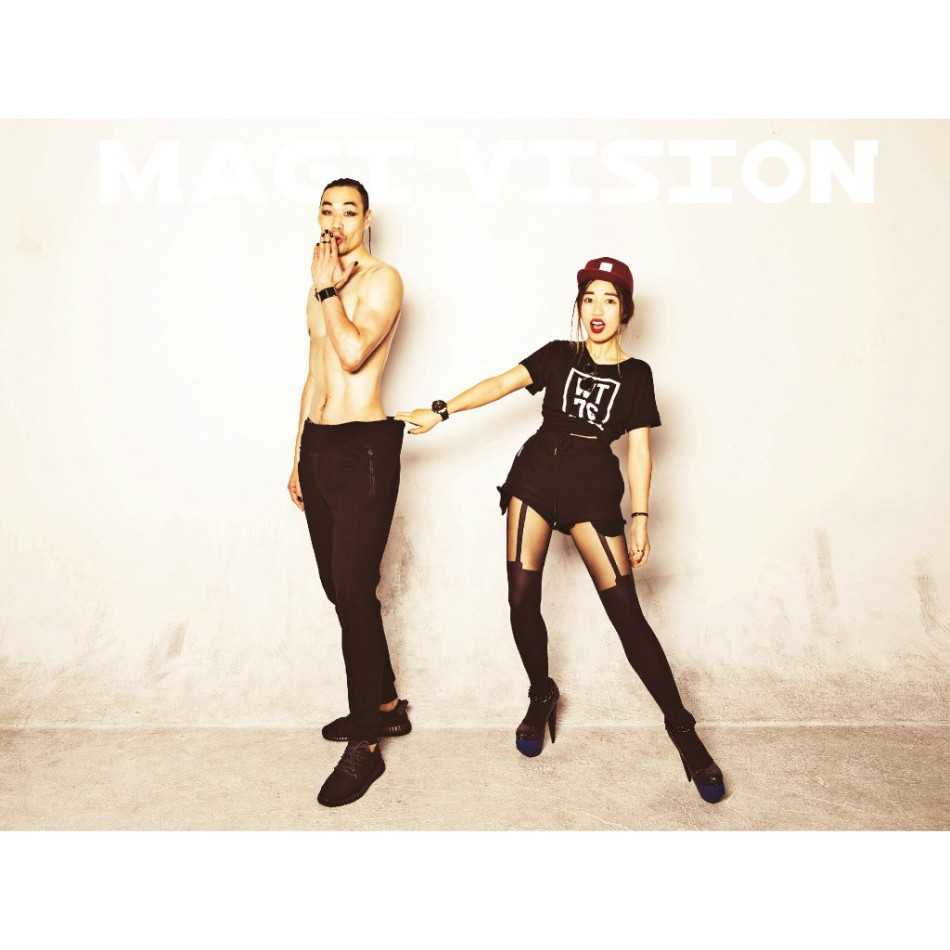 从总冠军到时尚男模,前国手孟达的“双面人生” 孟达身穿印花连帽卫衣,搭配个性项链,双手插兜,表情酷帅不羁,完美诠释了运动休闲风的潮流感。