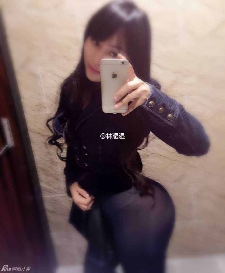 林湿湿身穿健身服展示背部肌肉线条，宽阔的肩部与紧致的腰部形成鲜明对比，充满健康的力量美感。