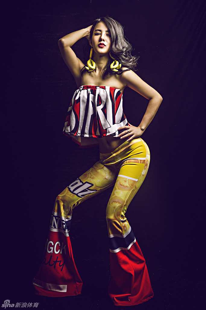 褪去赛场上的喧嚣，生活中的她展现出温柔可人的一面。在这张充满生活气息的照片里，她笑容甜美，眼神清澈，那种恬静的气质让人不由自主地联想到佟丽娅在影视剧中塑造的经典角色。