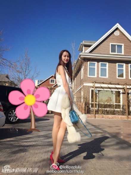 照片中的陈露随意拨弄秀发，举手投足间满是风情，无论是精致的五官还是优雅的仪态，都让人难以移开目光。