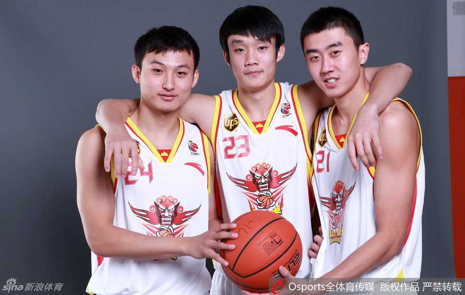 从济南小囡到总冠军核心,王汝恒的篮球人生 王汝恒与丁彦雨航在场边神情专注地交流,两人眼神交汇间,是多年并肩作战培养出的无声默契。