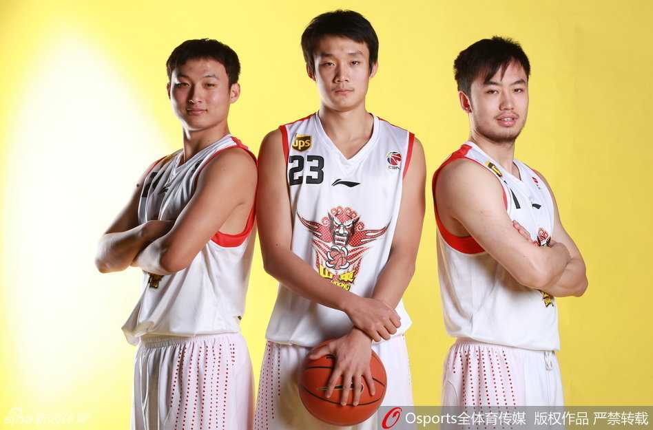 从济南小囡到总冠军核心,王汝恒的篮球人生 面对新疆队的严密防守,王汝恒毫无惧色,他压低重心,正准备用一次犀利的突破撕开对手的防线。