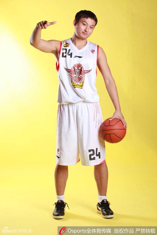 从济南小囡到总冠军核心,王汝恒的篮球人生 比赛中王汝恒如利刃般撕开防线,他那标志性的突破上篮瞬间,身体在空中舒展成一道美丽的弧线。