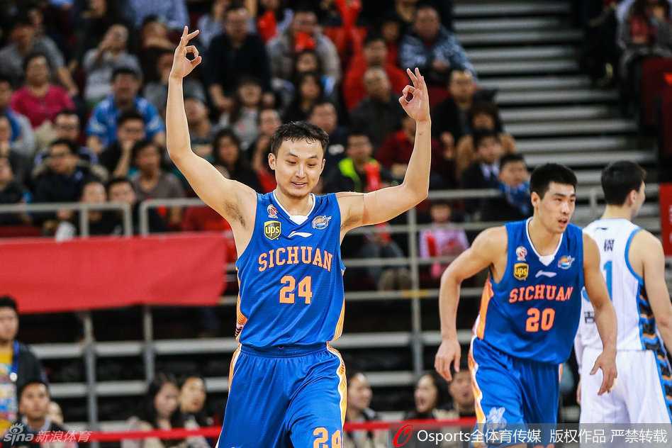 从济南小囡到总冠军核心,王汝恒的篮球人生 身披山东队战袍的王汝恒在官方写真中目光如炬,透着一股济南小伙特有的倔强与自信。