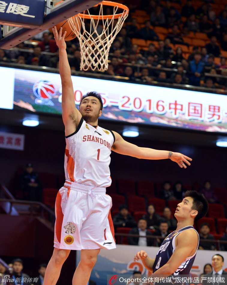 睢冉与易建联等队友在训练中，作为队内活宝的他正与大家轻松交流