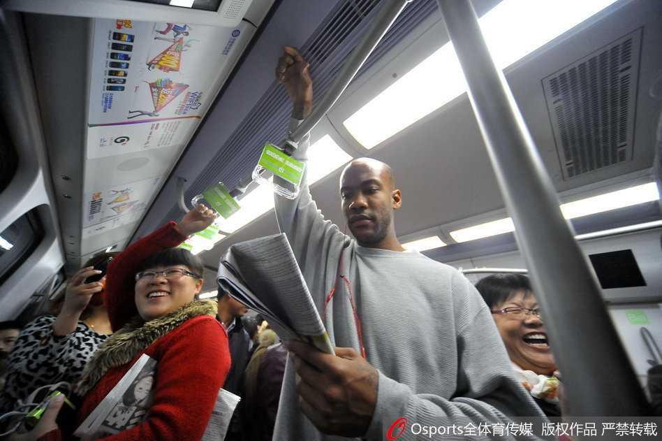 早高峰的地铁车厢里，马布里戴着耳机紧握扶手，周围是神情淡定的北京市民，他像普通上班族一样融入这座城市的公共交通脉搏