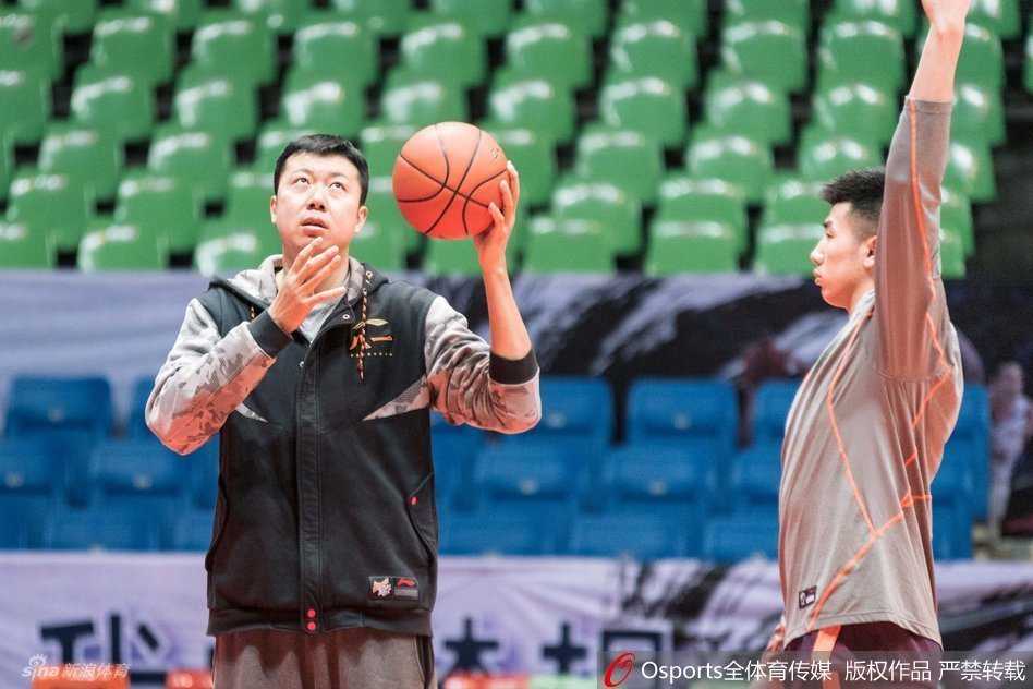 赛前训练结束，王治郅面带微笑离开球场，完成了从球员到教练角色的又一次精彩转身，留下的是无尽的期待。