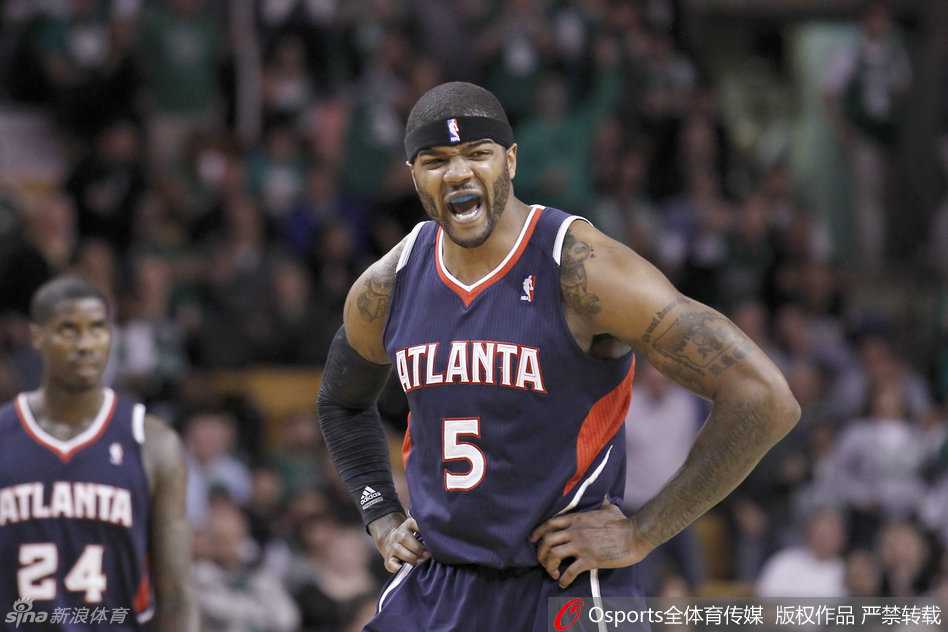 从鹰王到火箭救兵:约什·史密斯职业生涯的跌宕起伏 年轻的约什·史密斯在老鹰队主场飞天遁地,身披白色战袍的他眼神坚毅,仿佛要摘下篮板上沿的灰尘。