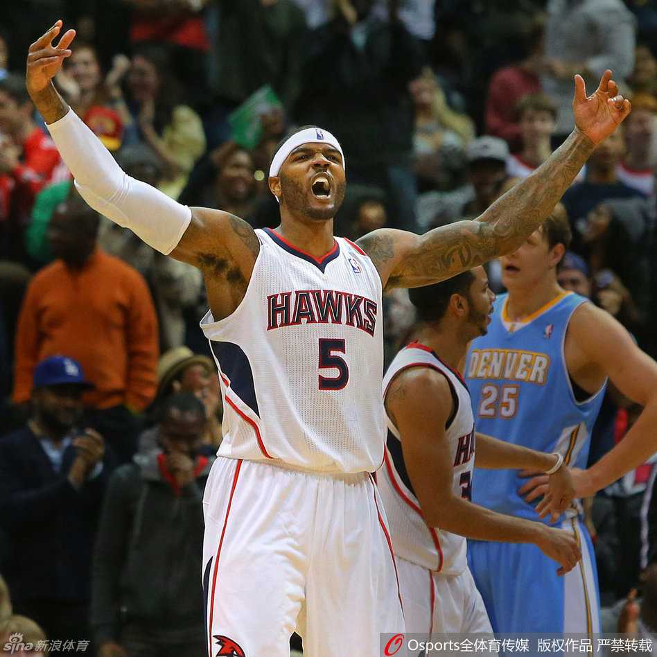 从鹰王到火箭救兵:约什·史密斯职业生涯的跌宕起伏 身披活塞队战袍的约什·史密斯在弧顶出手三分,防守球员与他保持着距离,似乎早已看穿这注定是一次打铁。