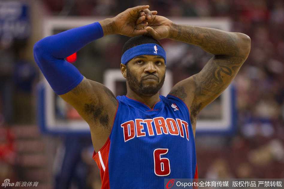 从鹰王到火箭救兵:约什·史密斯职业生涯的跌宕起伏 火箭时期的约什·史密斯戴着标志性发带,在三分线外果断出手,这一次他的眼神中充满了自信与坚定。