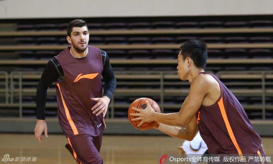 伊朗铁卫统领北控 京城新军蓄势待发 卡姆拉尼在对抗训练中展现细腻的手上功夫,一次精彩的传接球配合撕开防线,引发现场阵阵叫好。