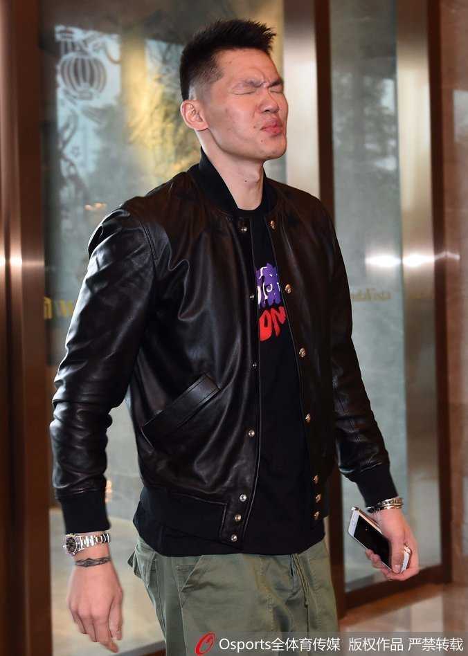 广厦众将赵岩昊林志杰随李春江指导抵达，春哥神情严肃气场强大，队员们紧跟其后秩序井然