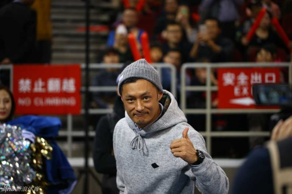 当马布里打成精彩进球后，余文乐激动地从座位上站起，双手放在嘴边呈喇叭状，仿佛在为场上的英雄呐喊助威，情绪完全融入了比赛。