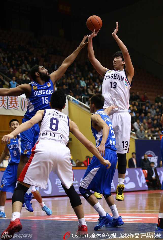 阿兰威廉姆斯在佛山队内线强起上篮，尽管面对多人封盖，他依然坚定地将球推向篮板，肌肉线条在瞬间绷紧。