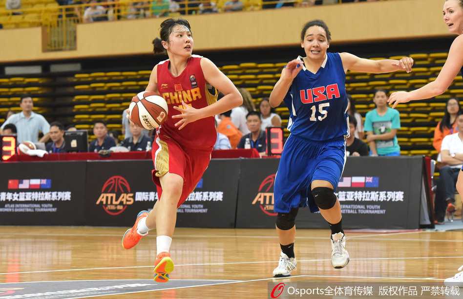 核心后卫王佳琦在对方严防死守下强行突破，她眼神专注，球衣飞扬，展现出不服输的劲头。