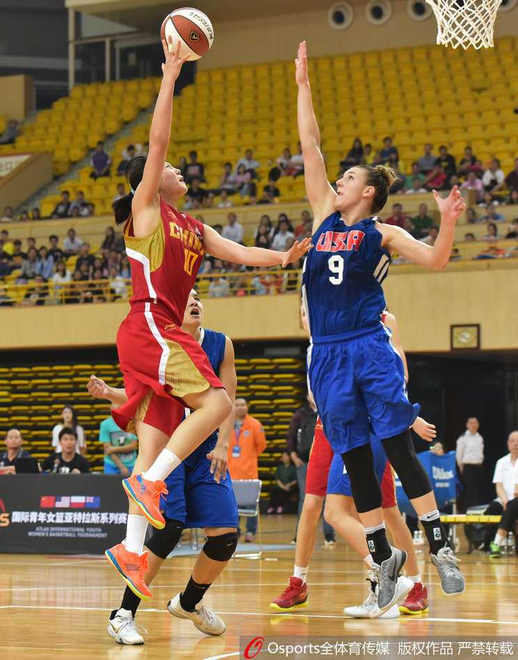 李珊在三分线外果断出手，皮球划出优美的弧线直钻网窝，手起刀落的瞬间引得全场欢呼。