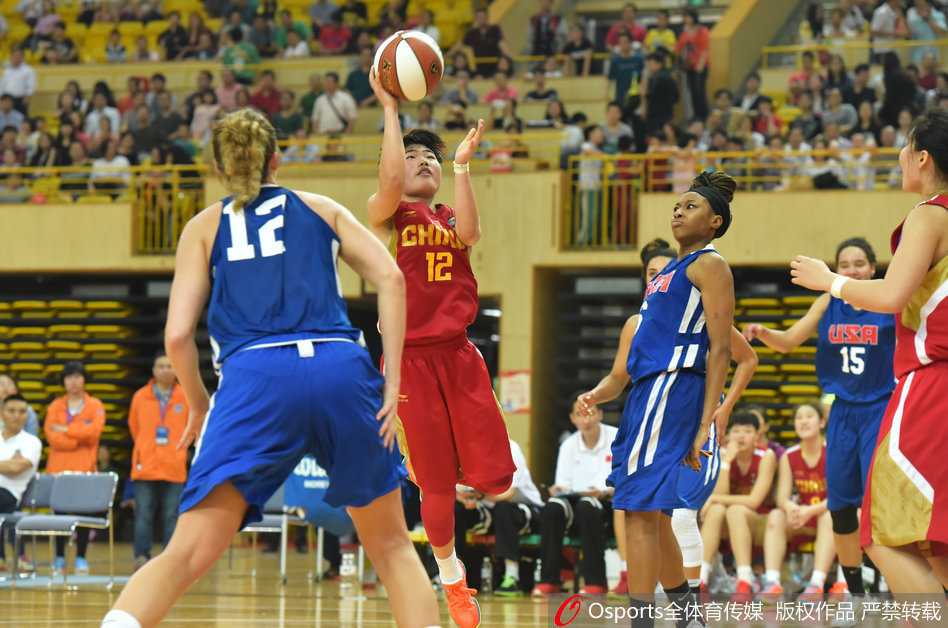 中国队的姑娘们在暂停期间认真聆听主教练布置战术，大家神情专注，为接下来的战斗凝聚共识。