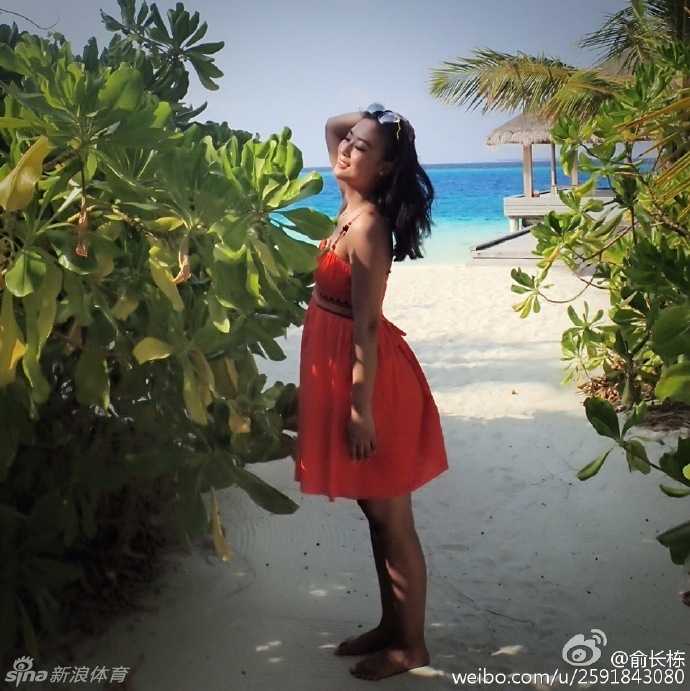 马尔代夫标志性的拖尾沙滩上，俞长栋背着妻子，两人一起对着镜头大笑，浪花轻拍他们的脚踝，画面定格在这一刻纯粹而肆意的快乐。