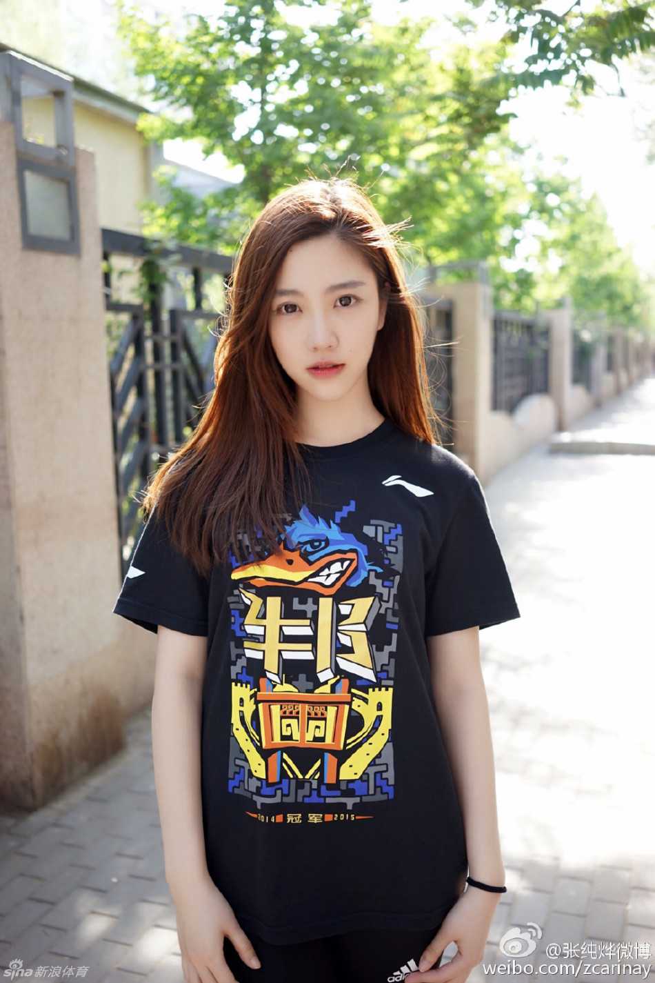 主持跨年晚会时，她面对镜头绽放甜美笑容，专业的台前表现背后，是无数次健身带来的挺拔身姿。