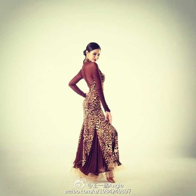 健身場上的籃球精靈:平模王一涵的陽光私照故事 王一涵雙手抱著心愛的籃球,眼神清澈而堅定,背後是夕陽餘暉下的籃球場,畫面靜謐而充滿故事感。