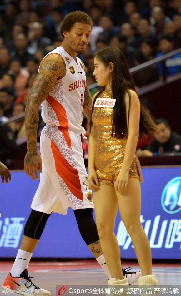 帕戈在球场上眼神锐利如鹰，嘴角挂着自信的微笑，仿佛在告诉队友一切尽在掌握