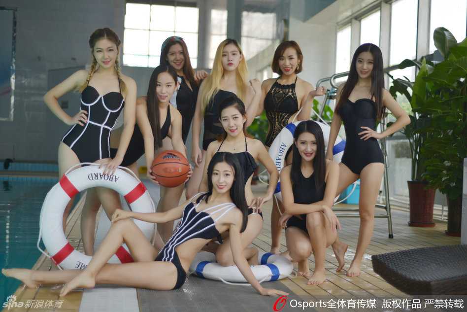 光影下的助威团:山东西王篮球宝贝的青春与坚守 两位篮球宝贝在泳池中相视而笑,宛如一对并蒂而开的莲花。清澈的水花映衬着她们精致的面容,紧身的泳装勾勒出运动员般优美的身体线条,展现出姐妹花般的亲密与默契。