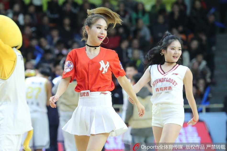 光影交织的赛场精灵:CBA篮球宝贝的青春与热忱 一位短发宝贝在舞台上绽放灿烂笑容,即便发型简约,但精致的五官与青春气息同样动人