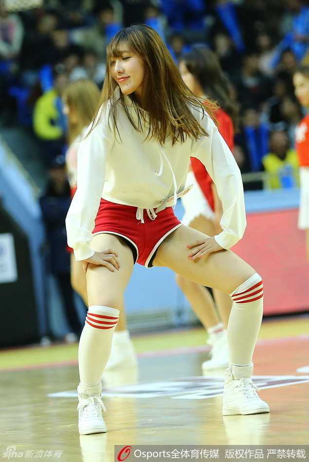 光影交织的赛场精灵:CBA篮球宝贝的青春与热忱 福建篮球宝贝在赛场上尽情热舞,动感的节奏与飞扬的发丝,定格成青春最美的画面