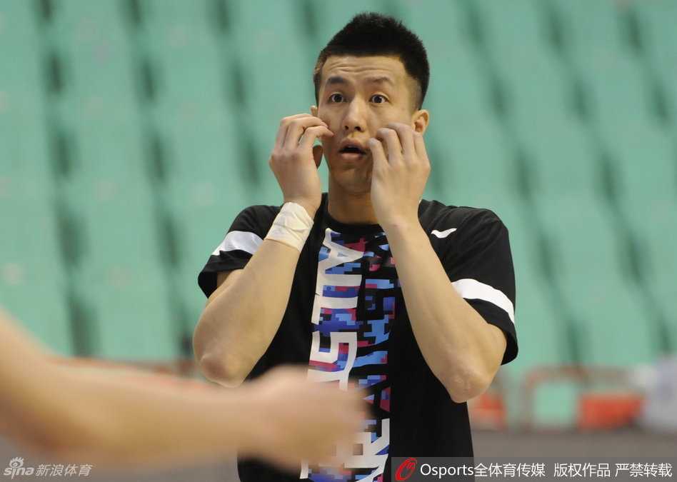 队长杨鸣在比赛间隙执行一次关键的投篮练习，身姿挺拔，动作舒展，举手投足间散发着与生俱来的领袖气质。