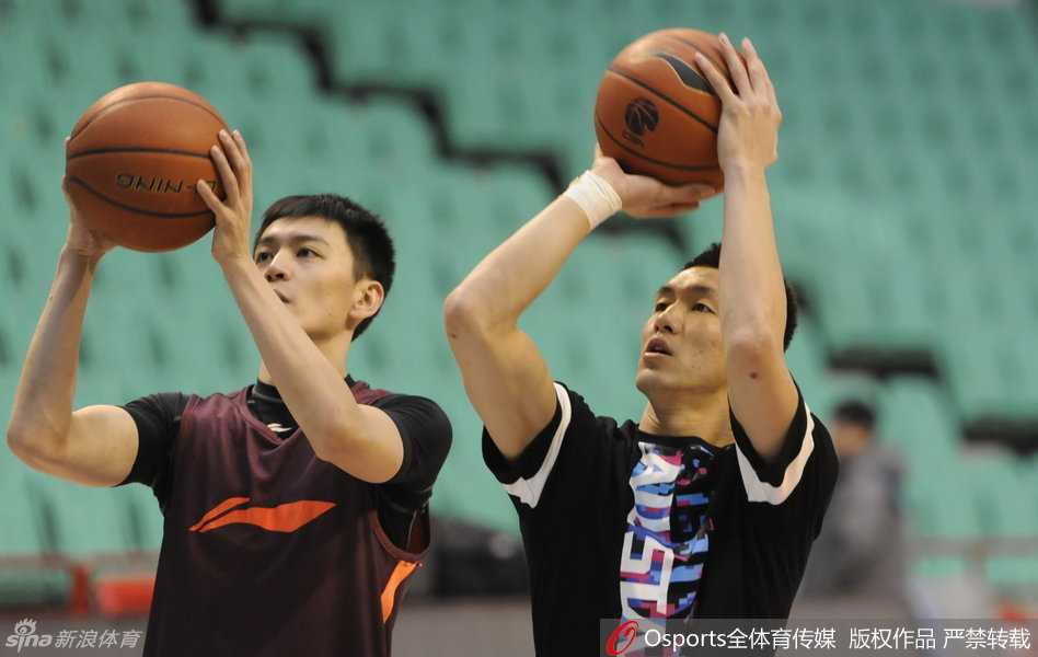 主教练郭士强在场边接受媒体采访，他表情严肃认真地分析着比赛，眼神中透露出对胜利的渴望和对细节的极致追求。