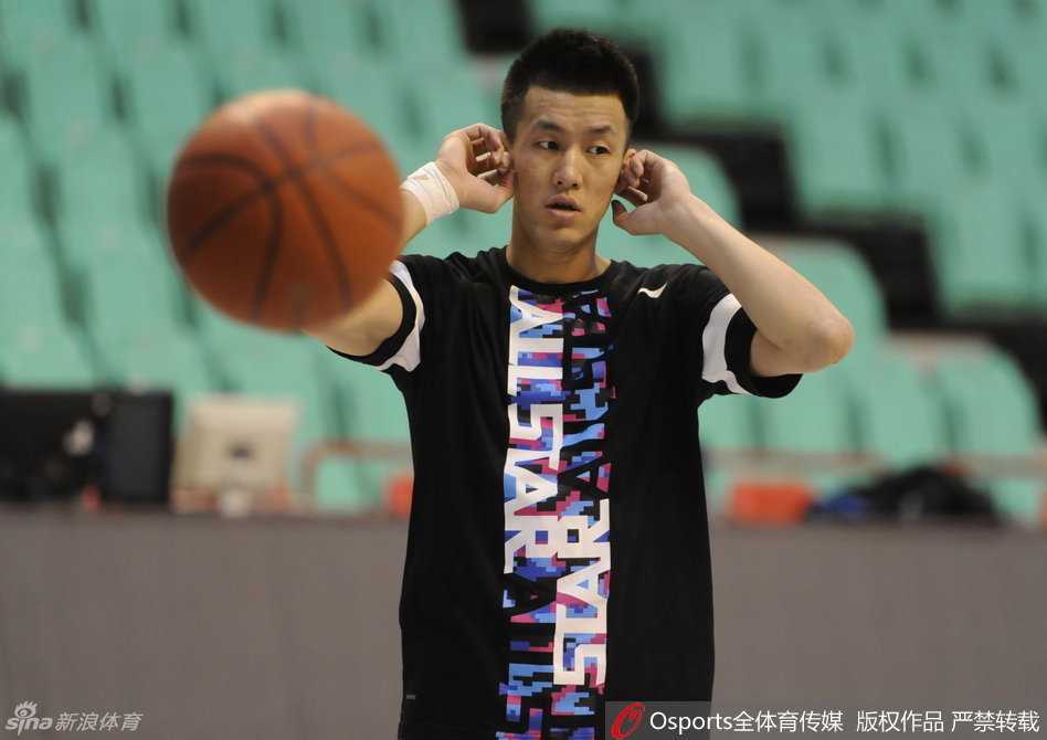 年轻的高诗岩在底角出手投篮，眼神中充满自信与果敢；不远处的丛明晨正全神贯注地观察着场上形势。