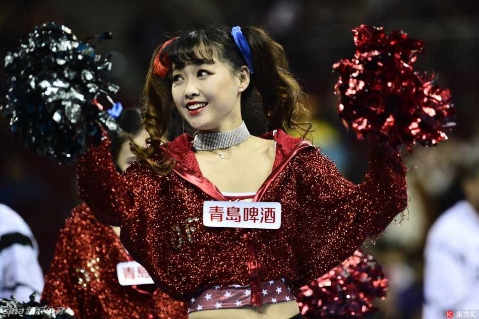 光影跃动:从暖场配角到赛场主角的篮球宝贝 聚光灯下,篮球宝贝们身着亮黄色短裙,随着动感节奏尽情跃动,每一个充满力量的动作都点燃了全场球迷的热情。