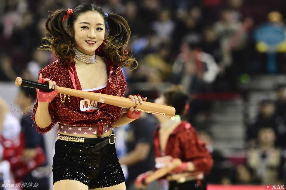 光影跃动:从暖场配角到赛场主角的篮球宝贝 镜头前的她手托腮帮,眼神中流露出自信与甜美,将赛场上的活力延续到场下,展现出篮球宝贝青春洋溢的另一面。