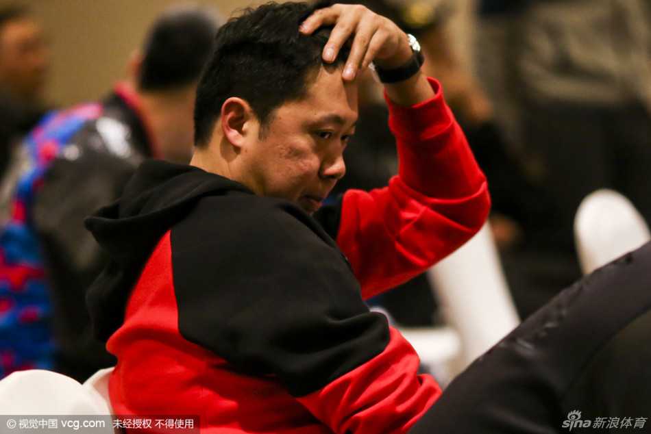 光影重温:二零一六东莞全明星,那些比胜负更暖心的瞬间 曾经的追风少年安静地坐在场边,目光如炬,认真聆听着场上的声音,仿佛在思考中国篮球的未来。