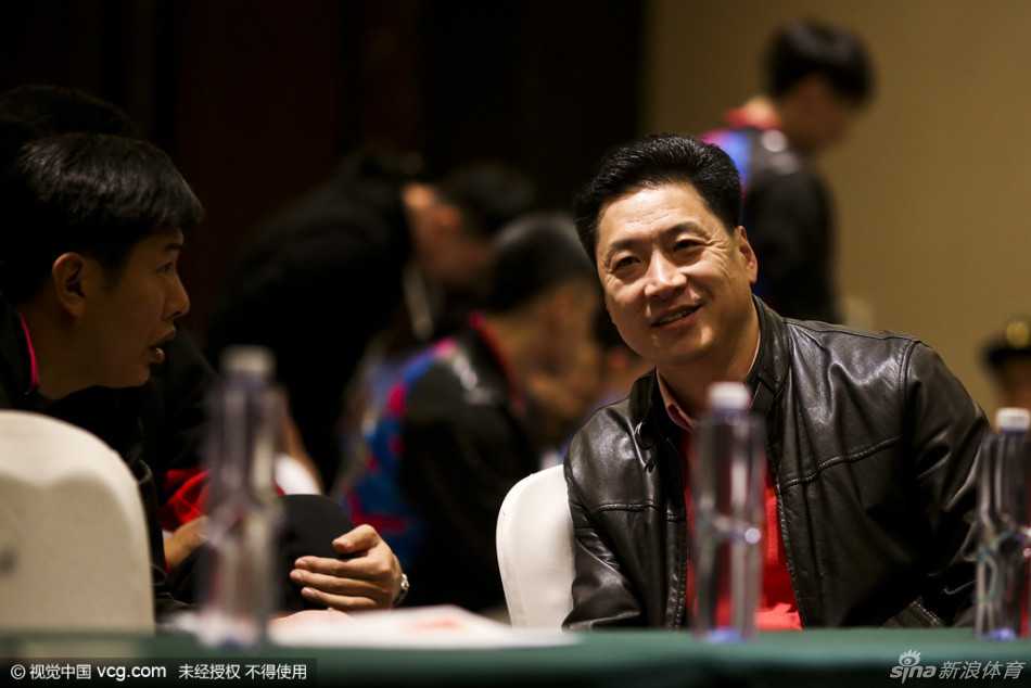 光影重温:二零一六东莞全明星,那些比胜负更暖心的瞬间 面对媒体长枪短炮的“围攻”,大郅习惯性地挠了挠头,仿佛在思考如何解答关于年轻队员成长的难题。