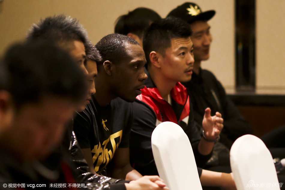 光影重温:二零一六东莞全明星,那些比胜负更暖心的瞬间 哈德森在全明星活动上专注地倾听,偶尔点头,认真参与着这难得的轻松时刻。