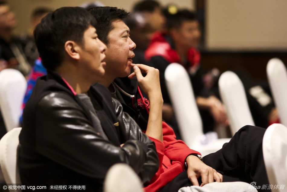 光影重温:二零一六东莞全明星,那些比胜负更暖心的瞬间 镜头前的刘晓宇帅气逼人,挺拔的身姿和精致的五官,引得现场快门声不断。